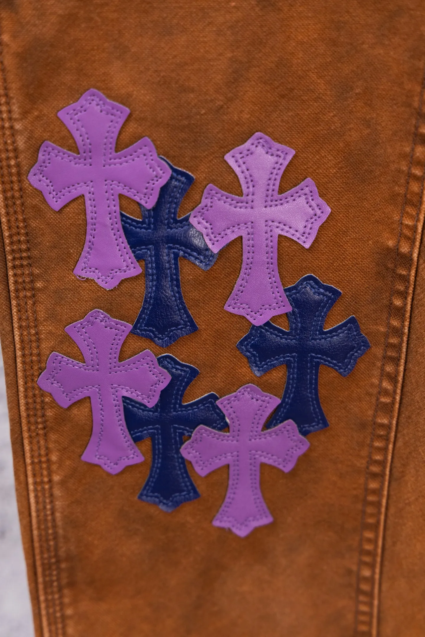 P290 Chromehearts Limited Edition Ox King Blue Purple Cross Patch Leather Brown Jeans Workwear Logging Pants. The counter price is 34W level. The patchwork cross pattern is embellished and the jeans are washed! ! An absolutely high-end luxury product, a 1.9W-level god-level single product, a super popular product, made by top heavy industry, a magic weapon that cannot be missed! [About Zangyin] This is an extremely luxurious fashion brand that can also be called the aristocracy of the high street. It has always been an exclusive brand for some hipsters or rich second generations. Compared with ordinary high streets, it is more luxurious and noble. Compared with luxury brands, it is more fashionable and individual. It has always been a brand that I have a special liking for. [Top heavy industry fashion design] Consistently high-street luxury style. Speaking of this style, the Zangyin family and GU family are definitely the leading representative brands. Especially the Zangyin family has really achieved a state-of-the-art effect in creating high-street style. The unique washed material is used to create this style. The color system is already quite eye-catching. After it is decorated with patchwork cross flowers, it cleverly highlights the charm of the brand. Secondly, this style uses classic The high-waist cutting design highlights the long legs and fashionable temperament of the upper body. The brand is highly recognizable and the slim fit configuration is more suitable for daily wear. It is a product that interprets personality, fashion, and specifications at a glance. This single product is enough to make any fan excited. It can be a white T-shirt for a youthful college style, or a tight suspender for a royal style. It has strong matching ability and can be easily controlled by men.  [Materials and craftsmanship] Needless to say, this point goes without saying. As an excellent craftsman brand, Zangyin’s requirements for details and craftsmanship are really perfect. The washed color of this model has gone through so many processes, not to mention the embellishment of denim appliques. It is also purely hand-made and sewn. Just like what they believe in, only hand-made things have soul and have the meaning of wear. A top-notch heavy-duty fashionable denim item, I look forward to your perfect interpretation! !  Color: Picture color Size: 28-36